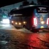 Banjir menggenangi Jalan Pantura Cikarang Barat pada Rabu malam (28/1/2026), menyebabkan lalu lintas tersendat.