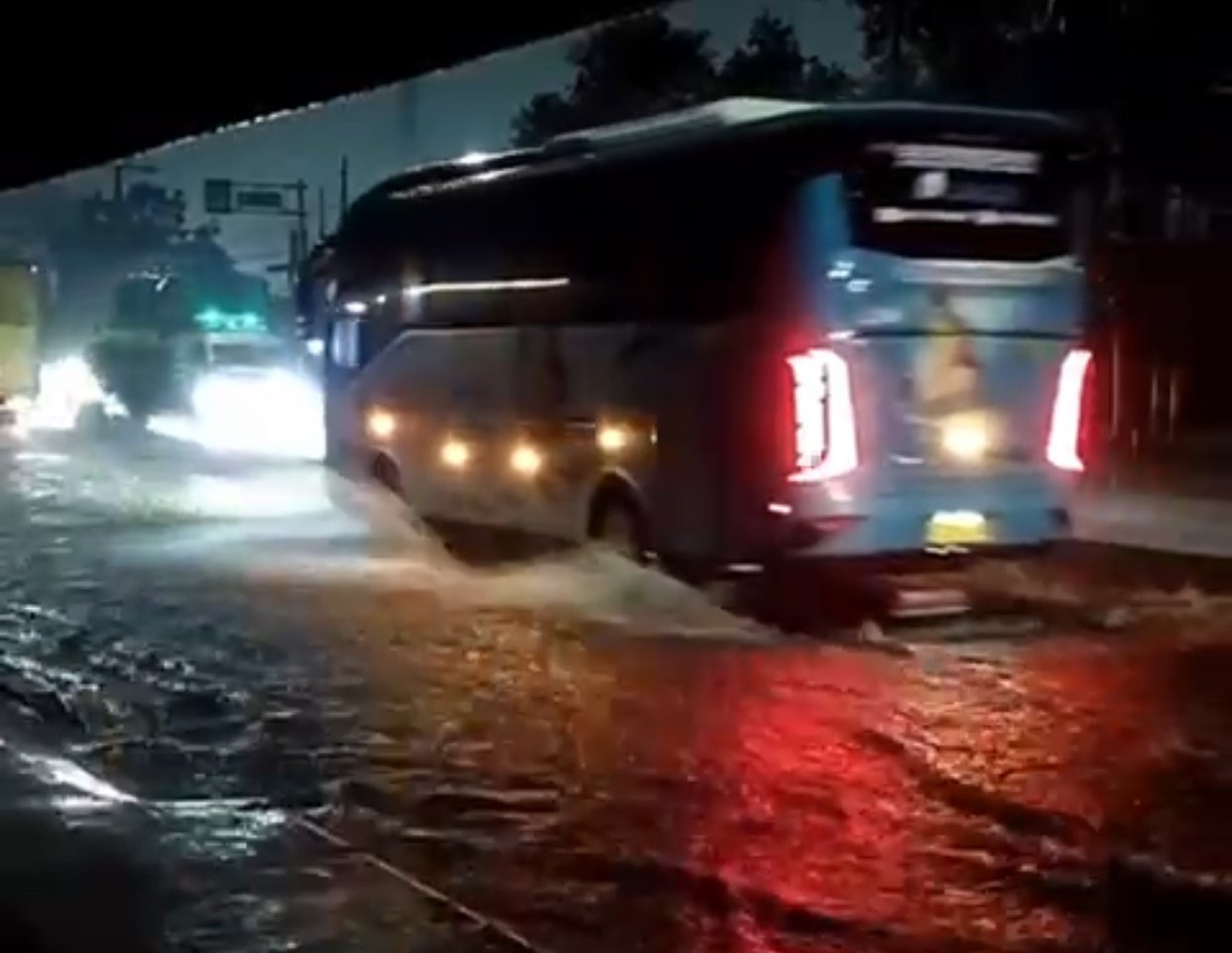 Banjir menggenangi Jalan Pantura Cikarang Barat pada Rabu malam (28/1/2026), menyebabkan lalu lintas tersendat.