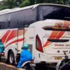 Bus nekat melawan arah di Jalan Jarakosta, Cikarang Barat, Kamis (29/1/2026), di tengah kemacetan panjang.