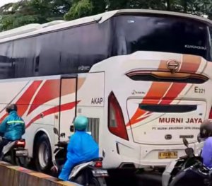 Bus nekat melawan arah di Jalan Jarakosta, Cikarang Barat, Kamis (29/1/2026), di tengah kemacetan panjang.