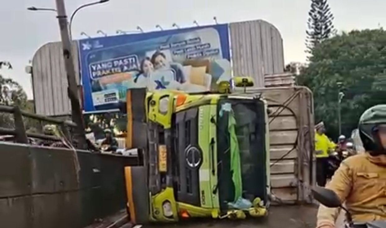 Truk logistik PT Sumisho Global Logistics terguling di depan Pollux Mall Cikarang, Jalan Raya Cikarang–Cibarusah, Jumat (30/1/2026), sempat mengganggu arus lalu lintas.