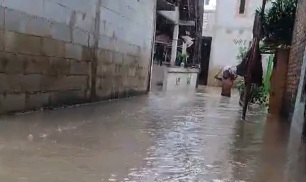 Banjir setinggi pinggang orang dewasa menggenangi permukiman warga di Desa Tanjungsari, Kecamatan Cikarang Utara, Kabupaten Bekasi, Kamis (29/1/2026).