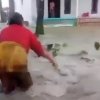 Tanggul jebol di Desa Pantai Bakti, Kecamatan Muara Gembong, Sabtu (31/1/2026) memicu kepanikan warga. Luapan air deras mengancam permukiman, terekam dalam video seorang nenek berlari menyelamatkan diri.
