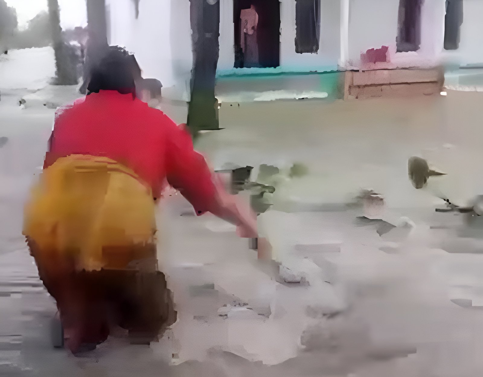 Tanggul jebol di Desa Pantai Bakti, Kecamatan Muara Gembong, Sabtu (31/1/2026) memicu kepanikan warga. Luapan air deras mengancam permukiman, terekam dalam video seorang nenek berlari menyelamatkan diri.