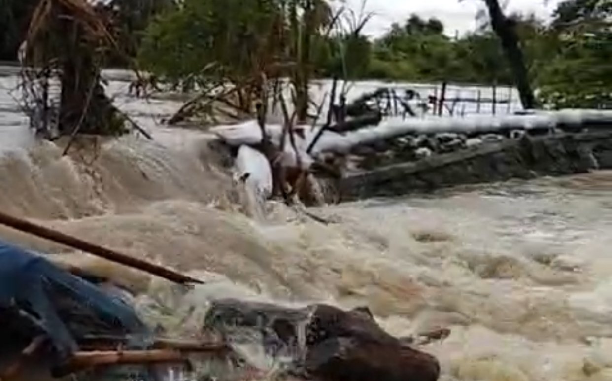 Tanggul di Kampung Biombong, Desa Pantai Bakti, Kecamatan Muaragembong, Kabupaten Bekasi rusak parah pada Sabtu (31/1/2026), memicu kekhawatiran banjir susulan di permukiman warga.