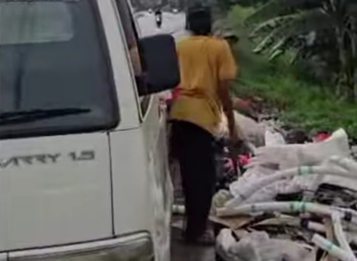 Aksi buang sampah sembarangan di Kedungwaringin terekam kamera warga.