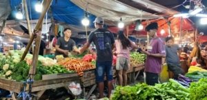 Harga kebutuhan pokok melonjak, tekanan ekonomi menghantui warga Bekasi akhir 2025.