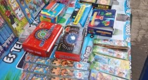 Penjualan kembang api lesu, omzet pedagang menurun.