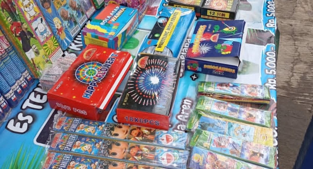 Penjualan kembang api lesu, omzet pedagang menurun.