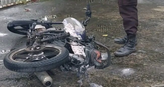 Sebuah sepeda motor terbakar di SPBU Cikarang Selatan.
