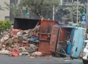 Truk sampah DLH Kota Bekasi tergelincir di Simpang Pekayon.