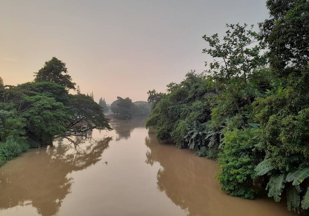Air Kali Bekasi berbuih, DLH lakukan penelusuran dugaan pencemaran.