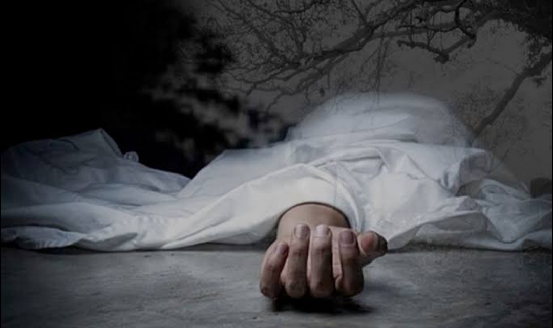 Petugas mengevakuasi pria yang ditemukan meninggal di pos keamanan Mega Regency.