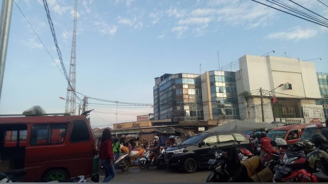 Macet pagi di depan SGC Cikarang, proyek saluran air belum juga rampung.