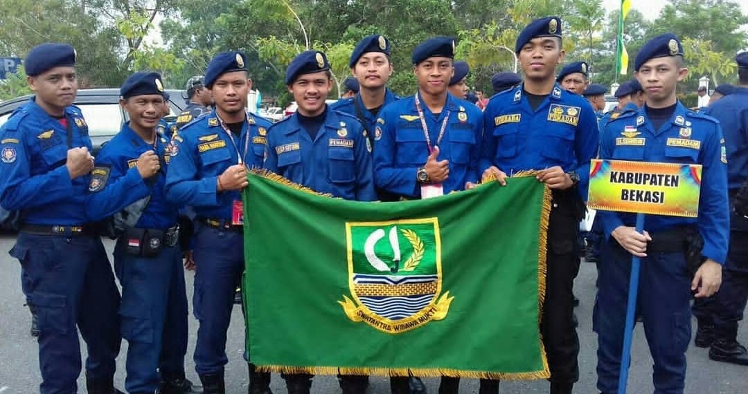 Petugas Damkar Kabupaten Bekasi membantu membujuk remaja yang takut disunat.
