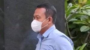 Beni Saputra keluar dari Gedung Merah Putih KPK usai pemeriksaan.