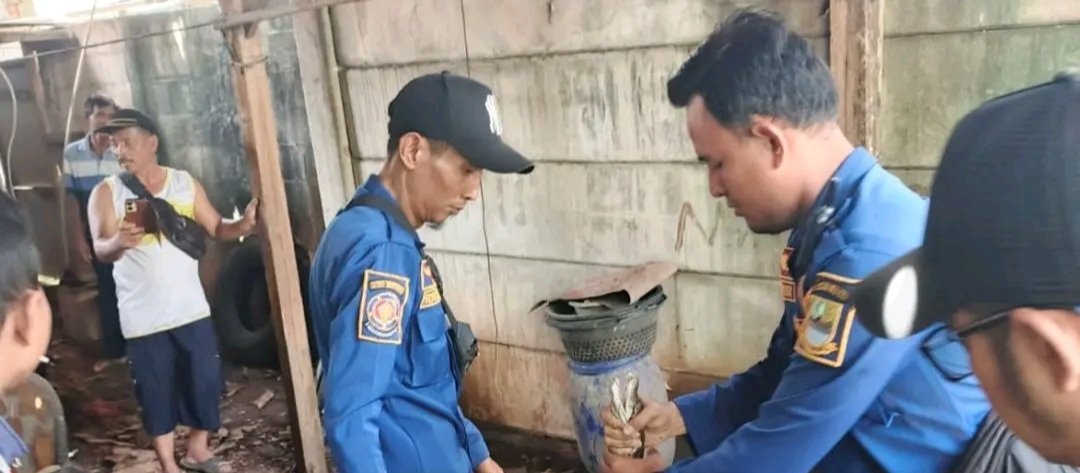 Warga panik setelah seekor ular masuk ke rumah di Kampung Rawa Banteng, Cikarang Barat.