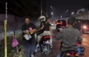 Pengendara motor terjatuh akibat jalan licin di kawasan Pasar Induk Cibitung, Selasa (6/1/2026).
