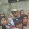 Bentrok warga dengan aparat saat eksekusi pengosongan rumah di Perumahan Puri Asih Sejahtera, Kota Bekasi.