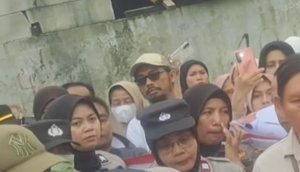 Bentrok warga dengan aparat saat eksekusi pengosongan rumah di Perumahan Puri Asih Sejahtera, Kota Bekasi.