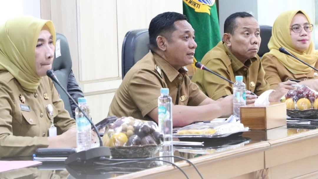 Plt Bupati Bekasi Asep Surya Atmaja saat memberikan keterangan terkait transparansi anggaran.