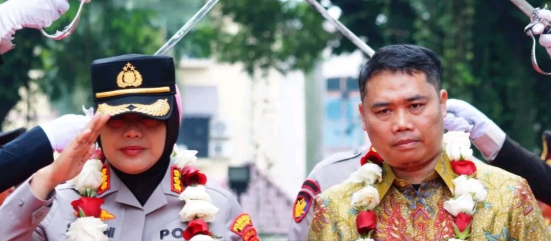 Kombes Pol Sumarni (kiri) bersama Kombes Pol Mustofa (kanan) dalam upacara Farewell and Welcome Parade di Mapolres Metro Bekasi, Rabu (7/1/2026).