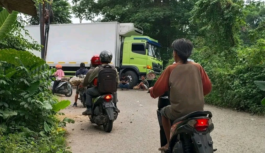 Mobil wing box rusak saat hendak parkir di Cikuya, Cikarang Pusat.