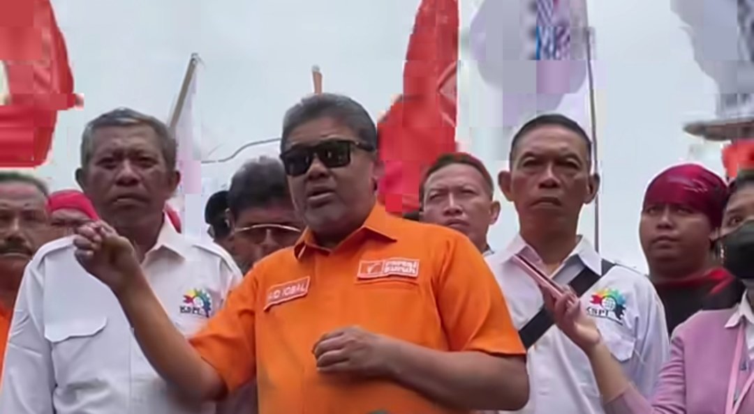 Buruh bersiap menggelar aksi di depan Gedung DPR RI, 15 Januari 2026.