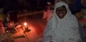 Warga Desa Sekumur, Aceh Tamiang, membersihkan puing dan lumpur pasca banjir bandang.