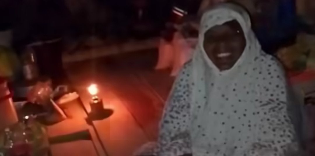 Warga Desa Sekumur, Aceh Tamiang, membersihkan puing dan lumpur pasca banjir bandang.