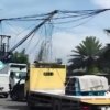 Tiang listrik miring di Jalan Industri Pasirgombong, Sempu, Bekasi, membuat warga waspada. Aparat diminta segera menindaklanjuti.