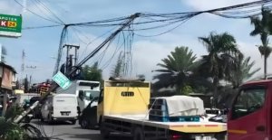 Tiang listrik miring di Jalan Industri Pasirgombong, Sempu, Bekasi, membuat warga waspada. Aparat diminta segera menindaklanjuti.