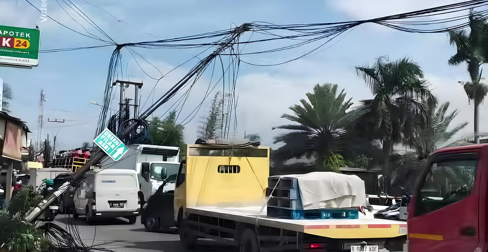 Tiang listrik miring di Jalan Industri Pasirgombong, Sempu, Bekasi, membuat warga waspada. Aparat diminta segera menindaklanjuti.