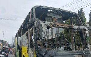 Bus kuning asal Cilacap terbakar di Jalan Raya Pantura Tambun Selatan, Sabtu (10/1/2026).