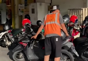 Jukir liar makin menjamur, praktik parkir ilegal kini berisiko berujung pidana.