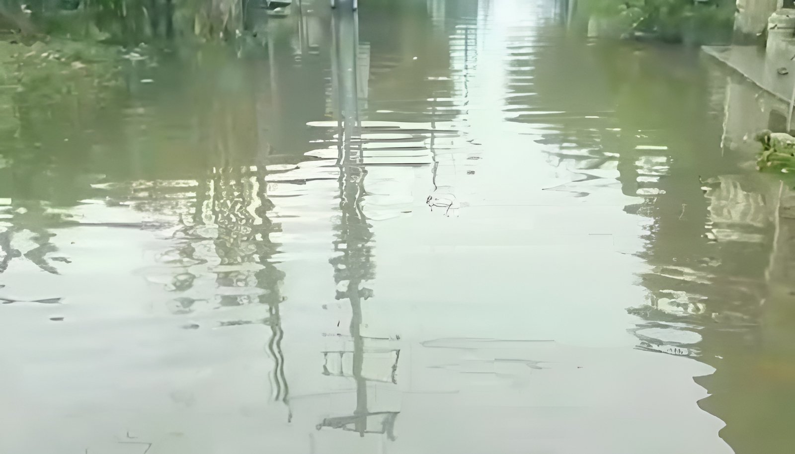 Hujan deras, banjir kembali genangi Villa Kencana Cikarang.
