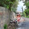 Sampah menumpuk di TPS Kaliabang Ceger, nyaris menutup setengah jalan.
