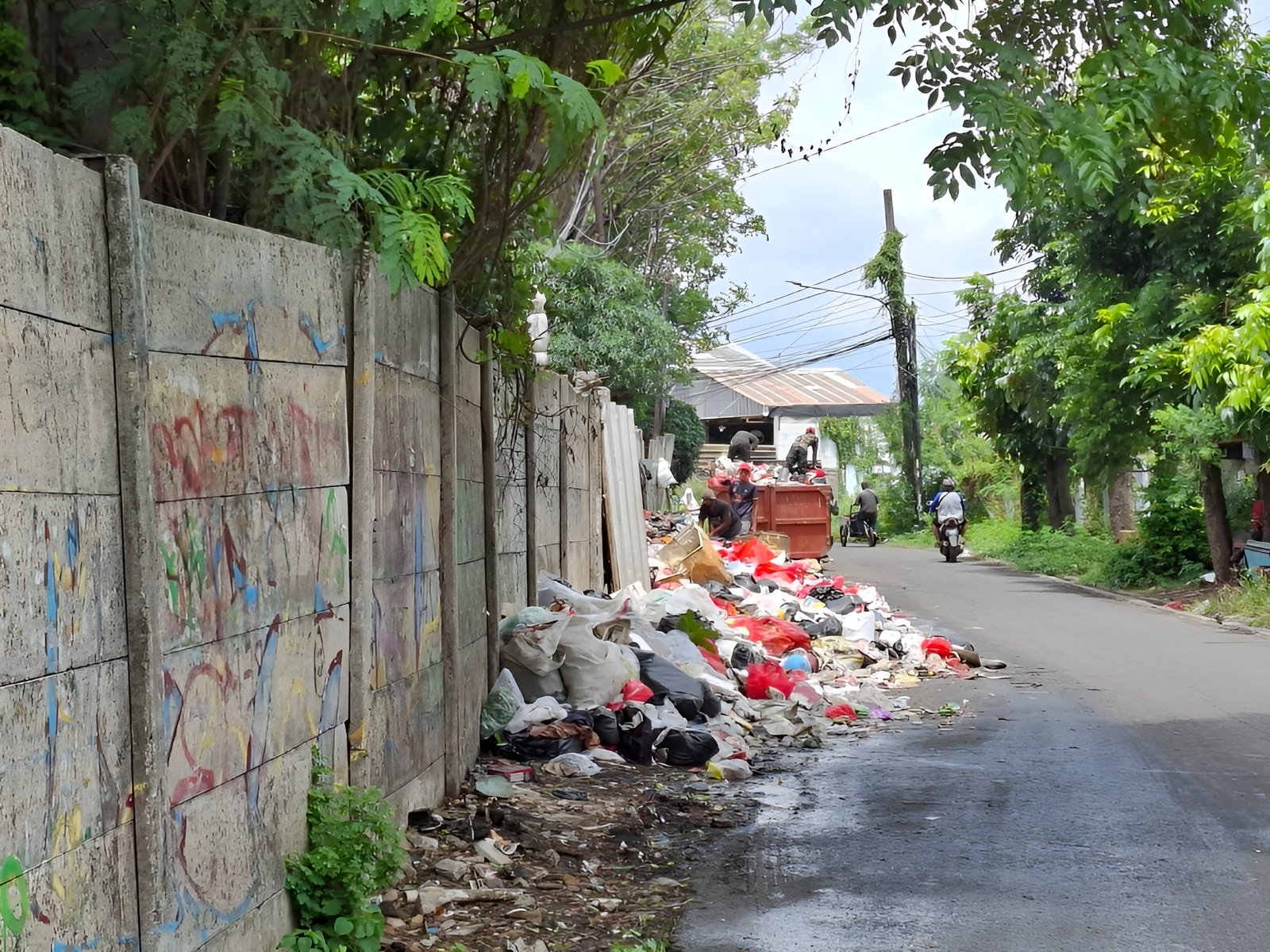 Sampah menumpuk di TPS Kaliabang Ceger, nyaris menutup setengah jalan.