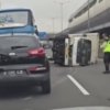 Truk box terguling di Tol Jakarta–Cikampek KM 09 arah Jakarta, menutup sebagian lajur cepat dan memicu kemacetan, Rabu pagi.