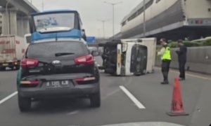 Truk box terguling di Tol Jakarta–Cikampek KM 09 arah Jakarta, menutup sebagian lajur cepat dan memicu kemacetan, Rabu pagi.