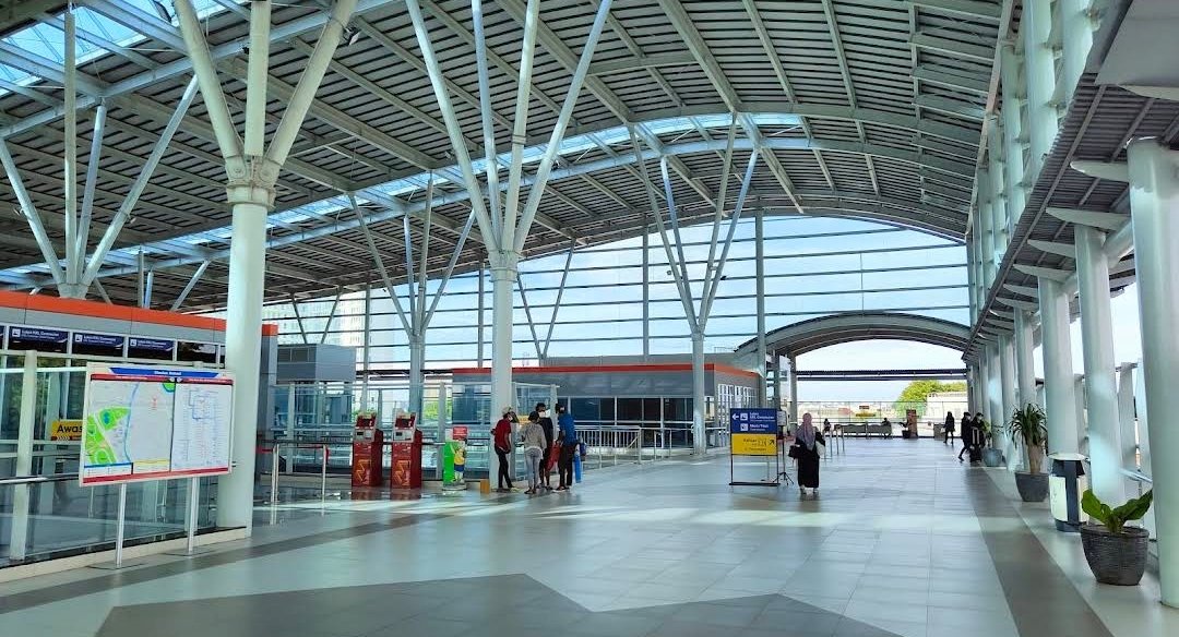 Aktivitas penumpang Commuter Line di kawasan Stasiun Bekasi yang terdampak rencana penutupan pintu selatan.