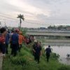 Personel Polres Karawang saat menangani kecelakaan tunggal di Jembatan Belendung, Klari, Sabtu (17/1/2026).