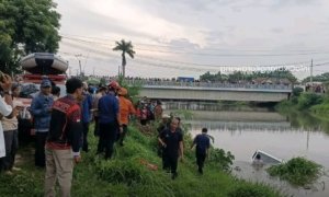 Personel Polres Karawang saat menangani kecelakaan tunggal di Jembatan Belendung, Klari, Sabtu (17/1/2026).