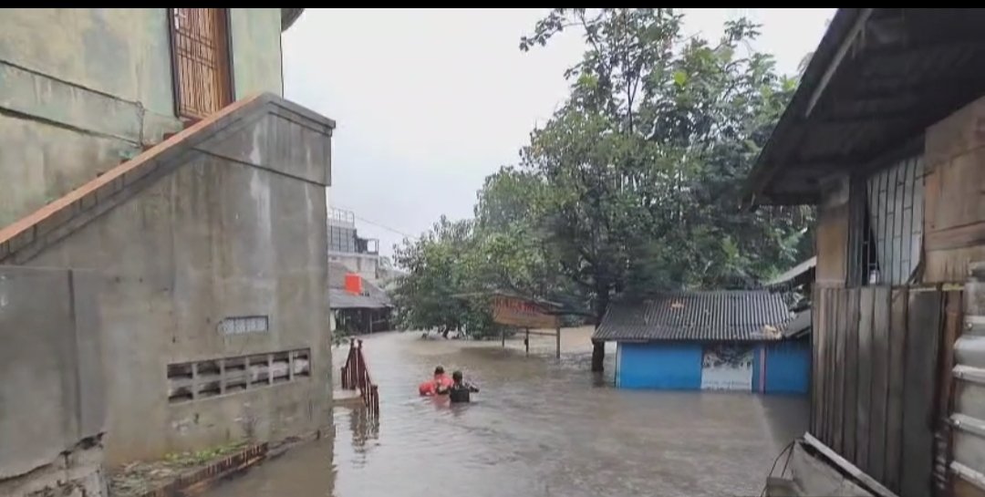 Banjir dengan ketinggian air mencapai sekitar 1,5 meter melanda Kecamatan Cikarang Utara, Kabupaten Bekasi, merendam ratusan rumah warga dan mengganggu aktivitas masyarakat.
