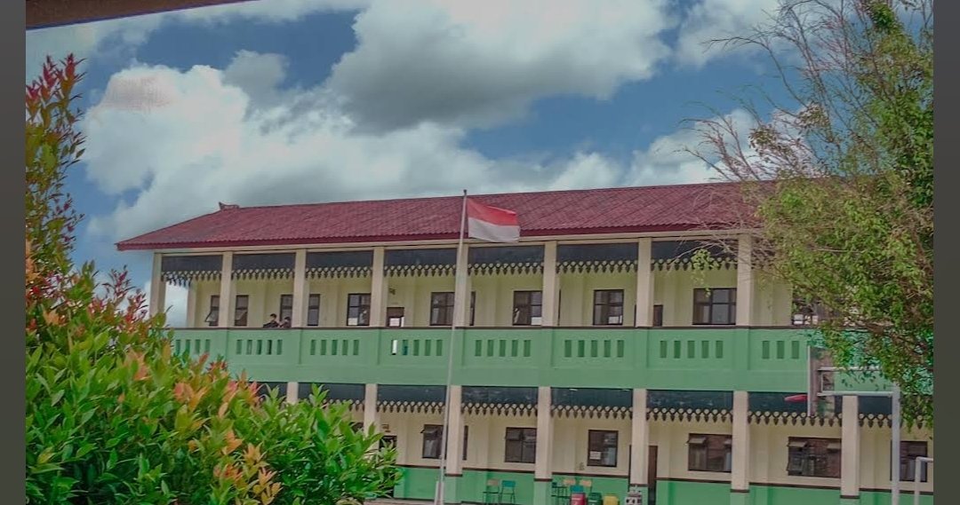 Banjir memaksa SMP Negeri 4 Cikarang Barat mengalihkan kegiatan belajar mengajar ke sistem daring.