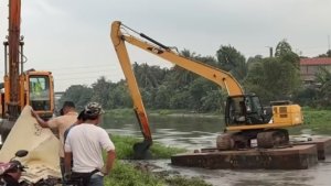 Retakan tanggul Kalimalang di Desa Margakarya memicu kekhawatiran warga.