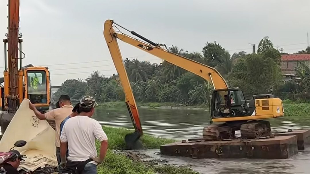 Retakan tanggul Kalimalang di Desa Margakarya memicu kekhawatiran warga.