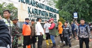 Plt Bupati Bekasi Asep Surya Atmaja meninjau lokasi banjir di Cikarang Utara.