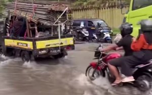 Banjir kembali merendam permukiman warga di Kabupaten Bekasi usai hujan deras berkepanjangan.