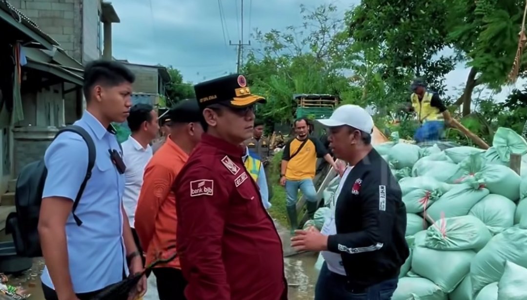 Pemkab Bekasi mendesak BBWS segera menindak tanggul jebol di Desa Pantai Bakti, Muaragembong.